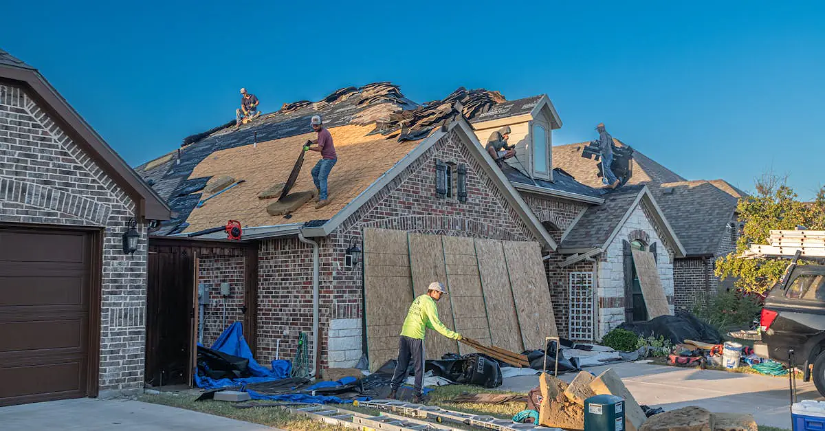 Roof Er Installing Roof Shingles - Best Roofers Near Me